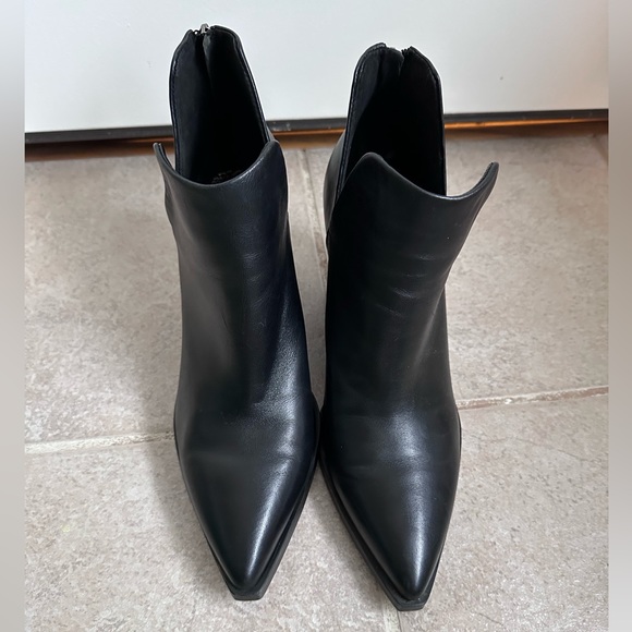 Vince Camuto GIGIETTA Pointy-Toe Heel Booties Black Size 11M 11 genuine Leather - Picture 2 of 7